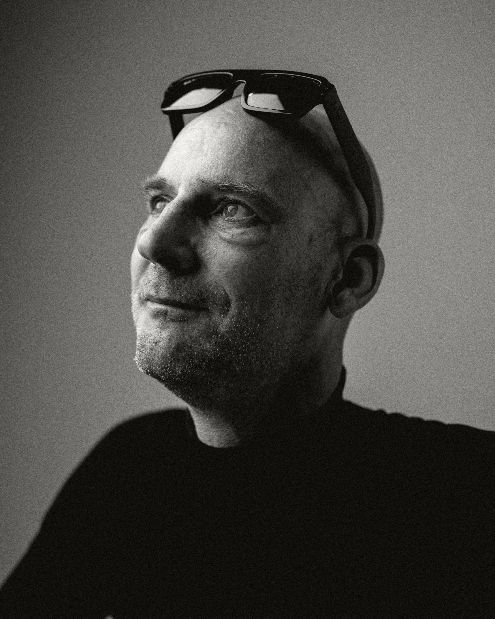 Clemens Beneder, founder of Merkbaar™, in the studio